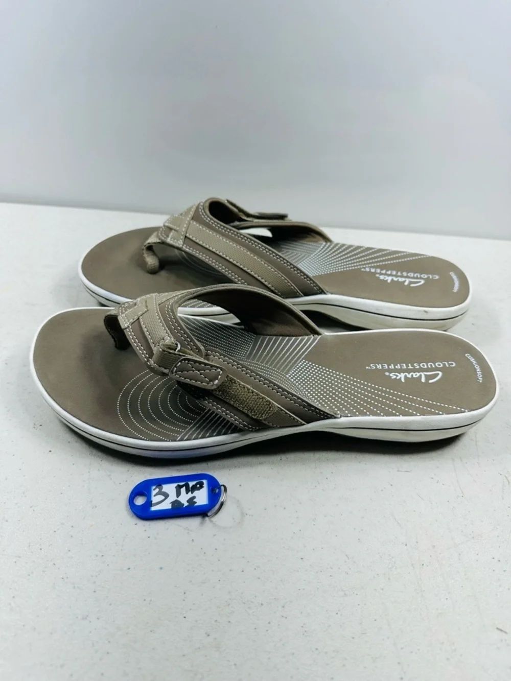 Clarks Taupe/Brown Casual Thong Sandals size 10 D